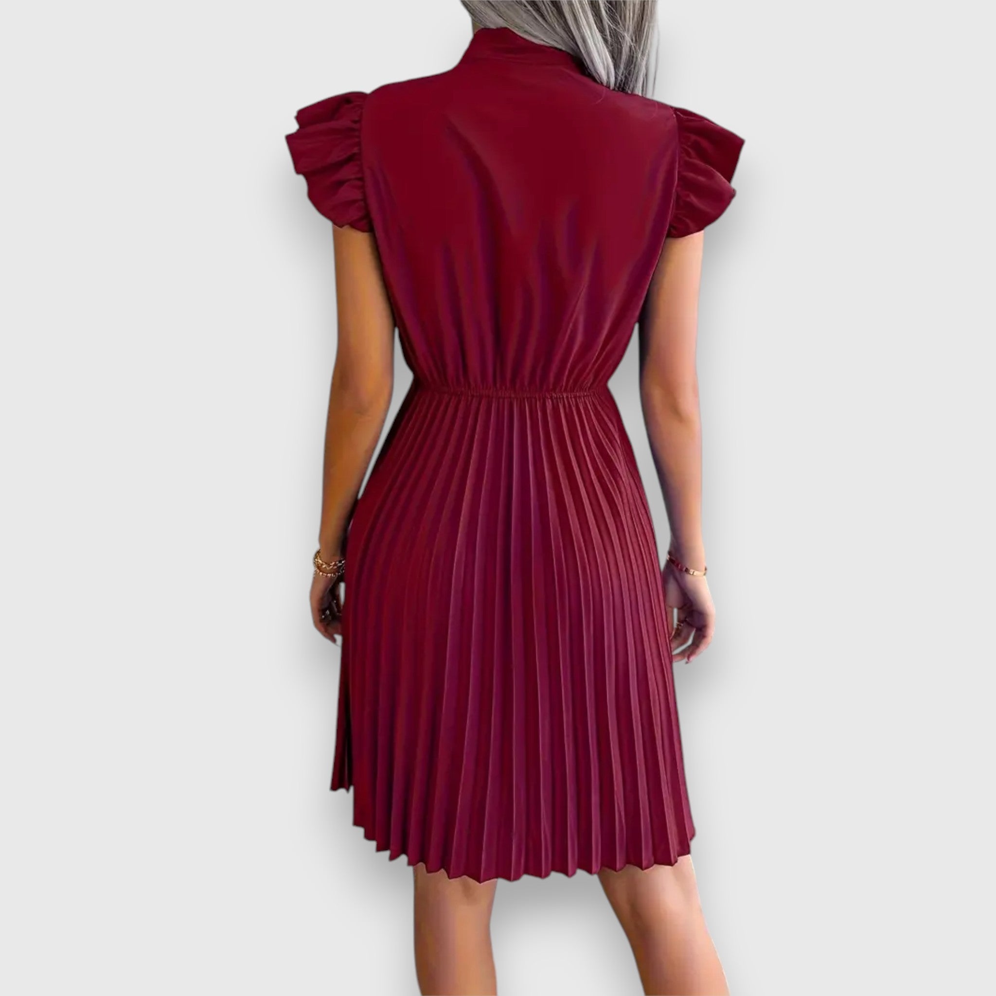 Nivara – Plissiertes Kleid mit femininer Note