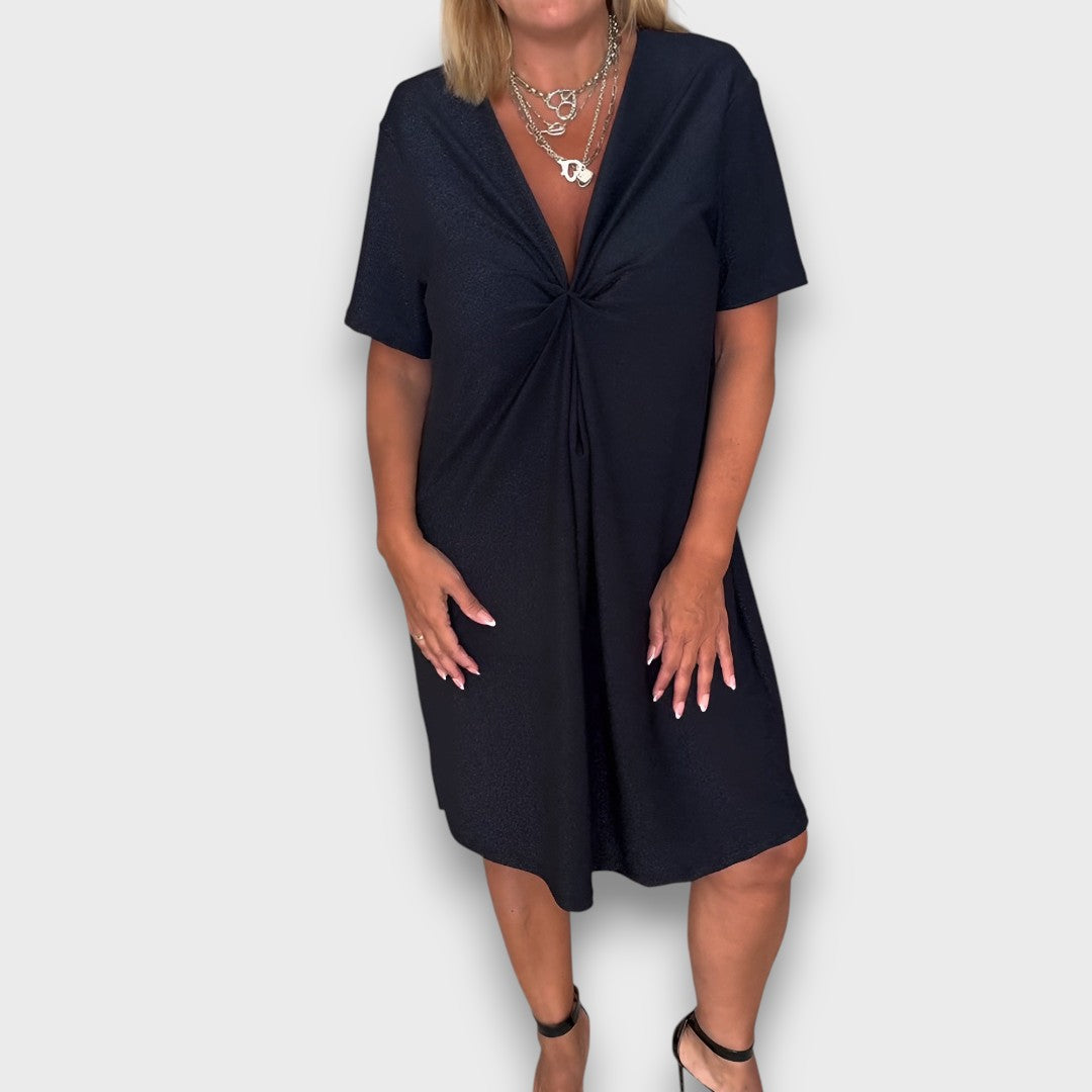 Aurela – Faltenkleid mit Twist-Detail