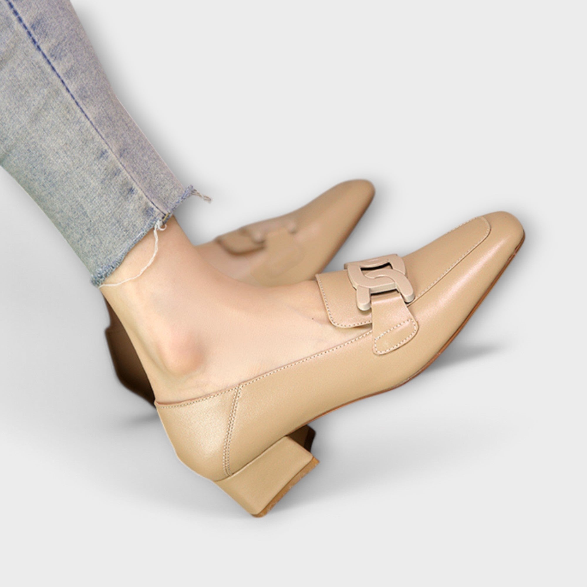 Almira – Elegante Loafers mit Statement-Kette