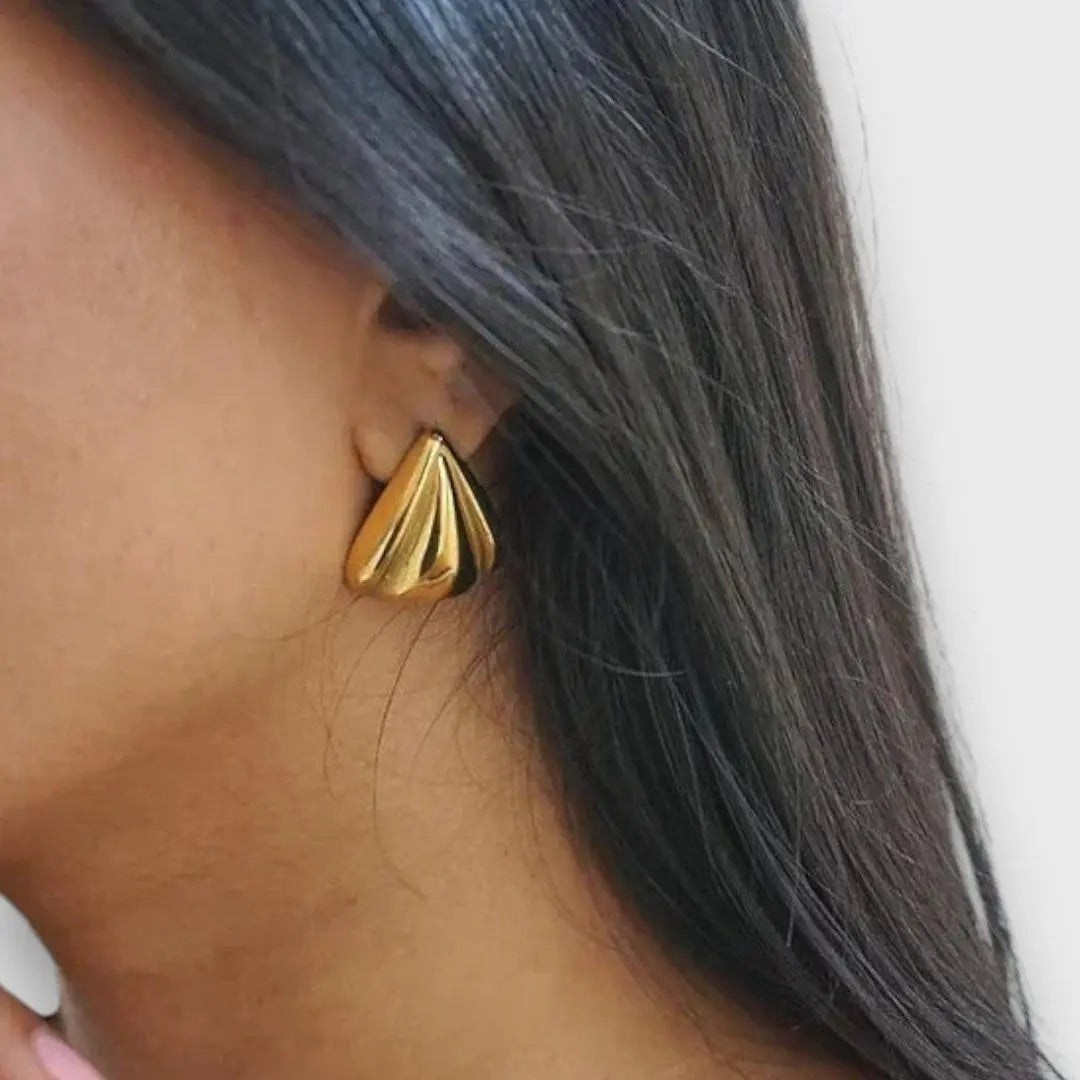 Nuna – Goldene Ohrstecker mit Skulptur-Charakter