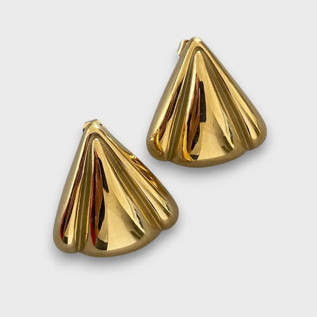 Nuna – Goldene Ohrstecker mit Skulptur-Charakter