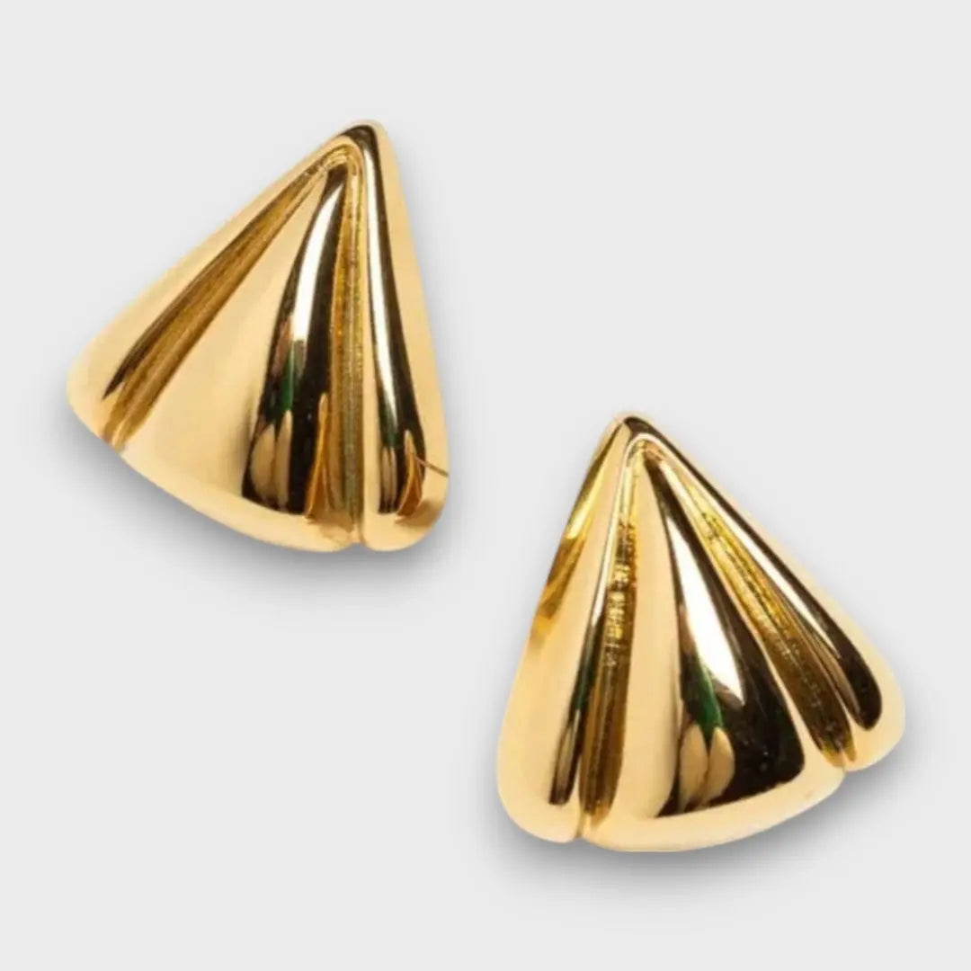 Nuna – Goldene Ohrstecker mit Skulptur-Charakter