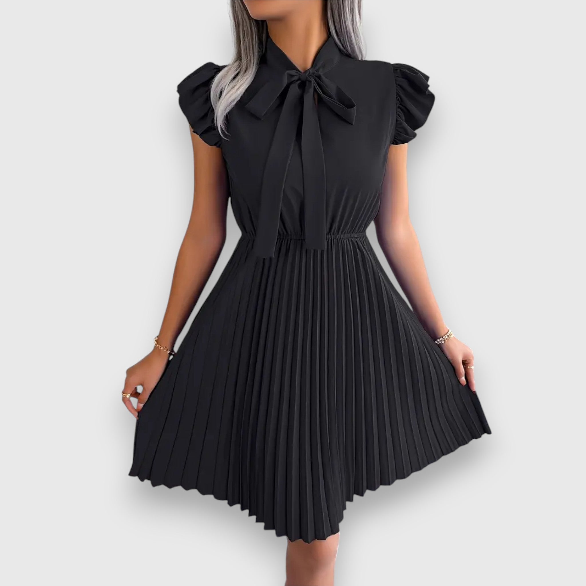 Nivara – Plissiertes Kleid mit femininer Note