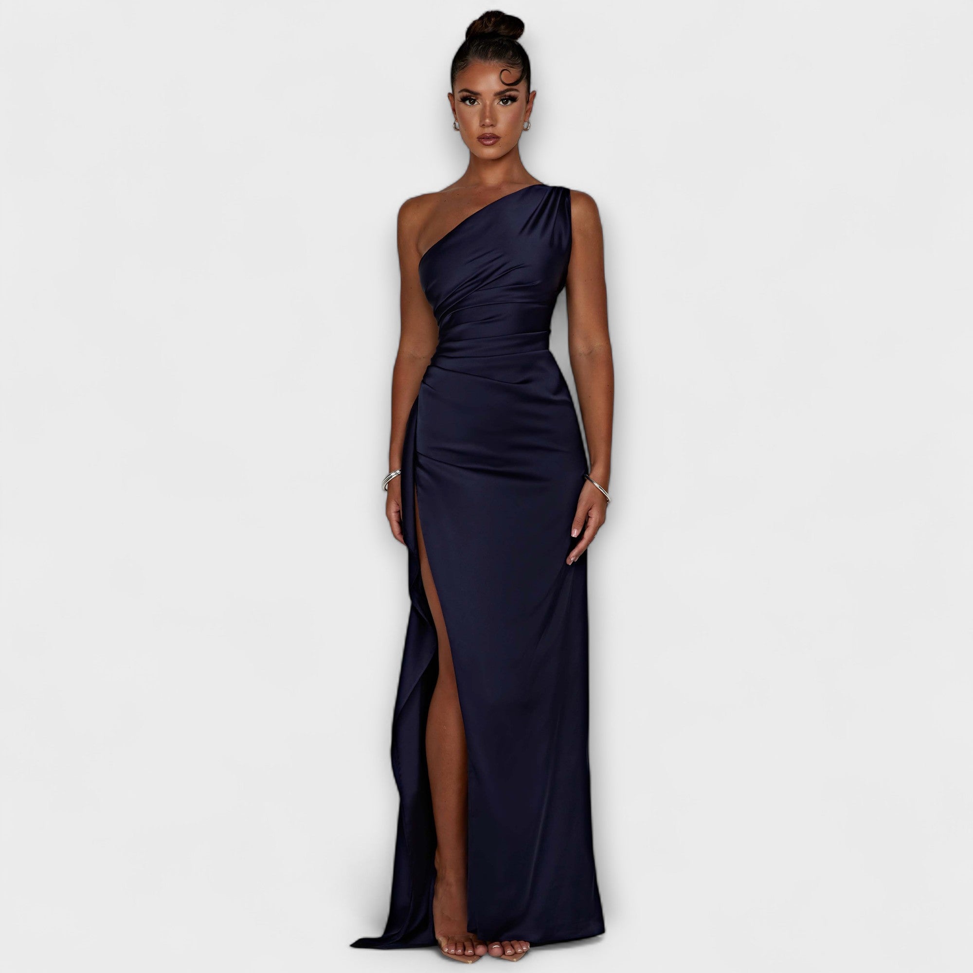 Serina – Asymmetrisches Maxikleid mit Satinschimmer