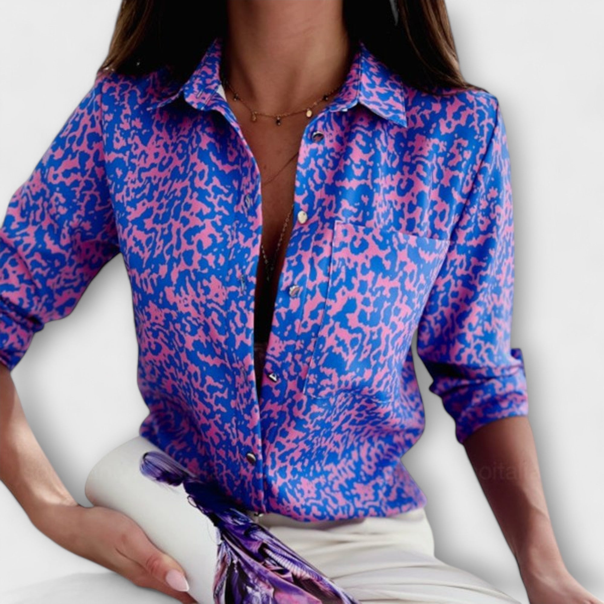 Lorena – Hemdbluse mit grafischem Print und Retro-Flair