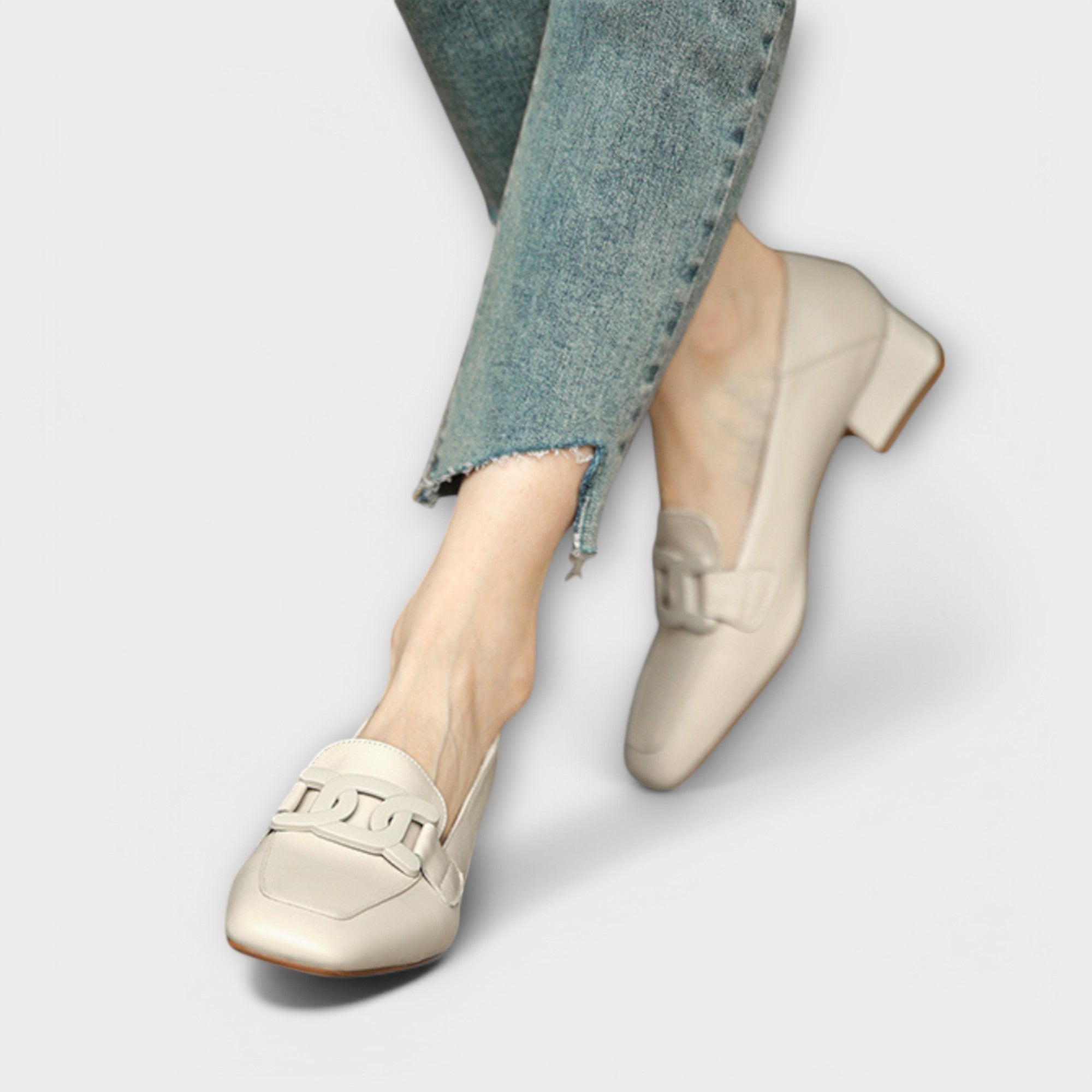 Almira – Elegante Loafers mit Statement-Kette