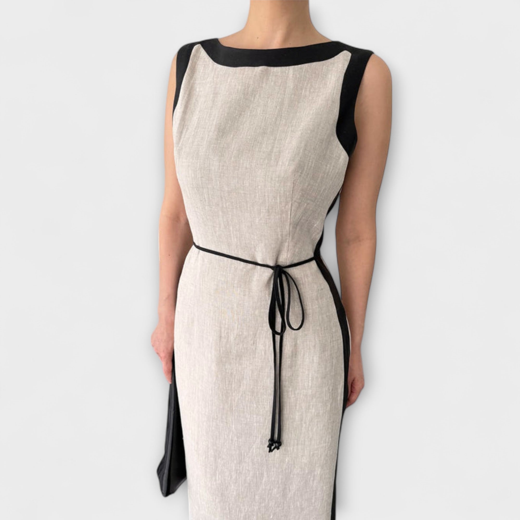 Avinya – Kontrastkleid mit Bindegürtel und klarer Linie