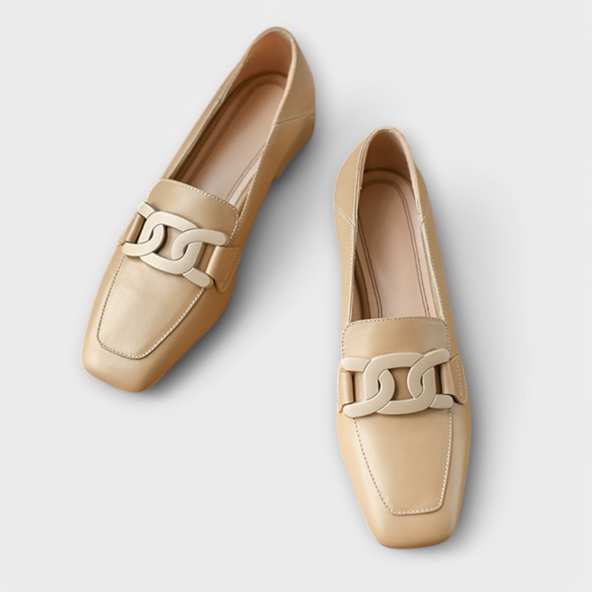 Almira – Elegante Loafers mit Statement-Kette