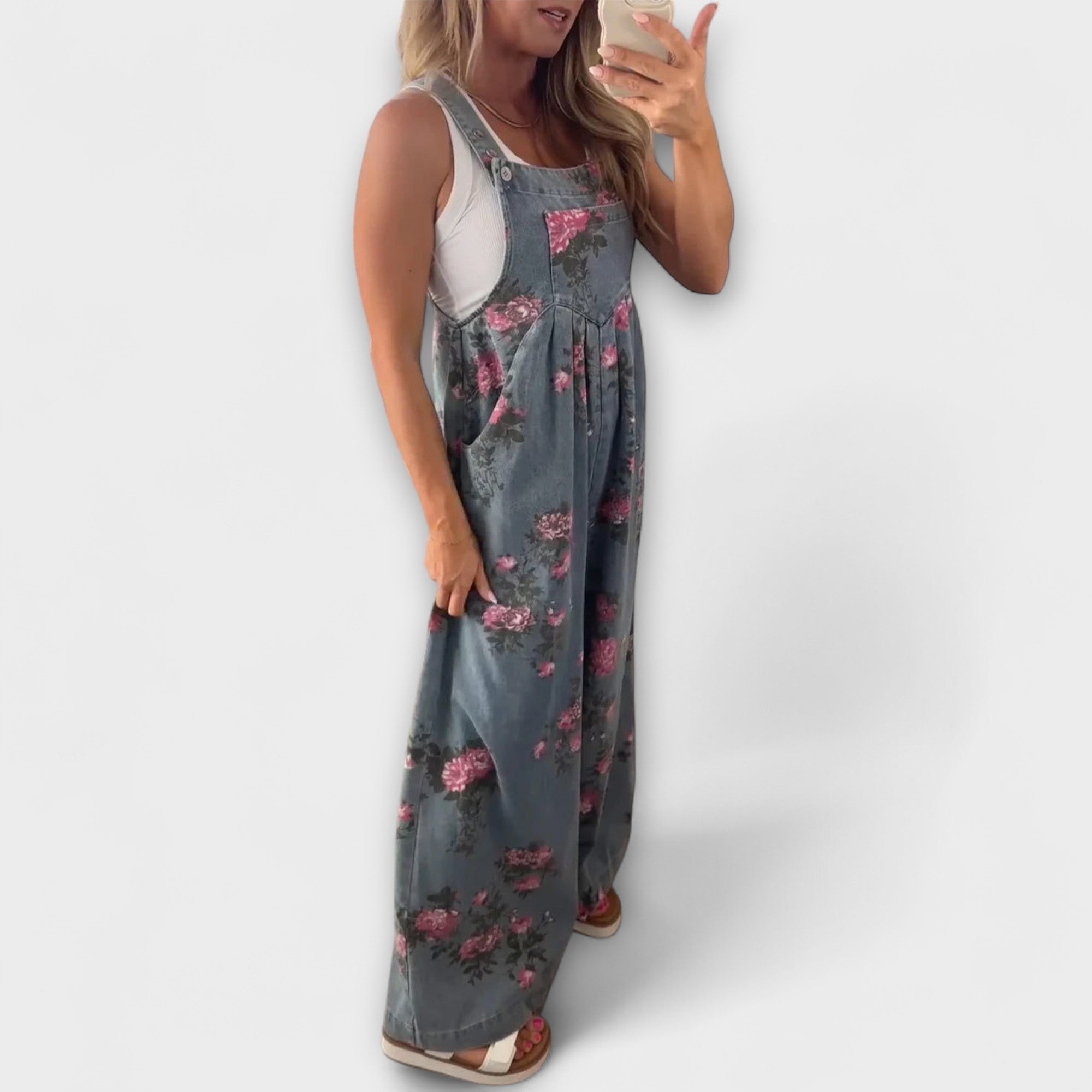 Jorine – Weite Latzhose mit floralem Vintage-Touch