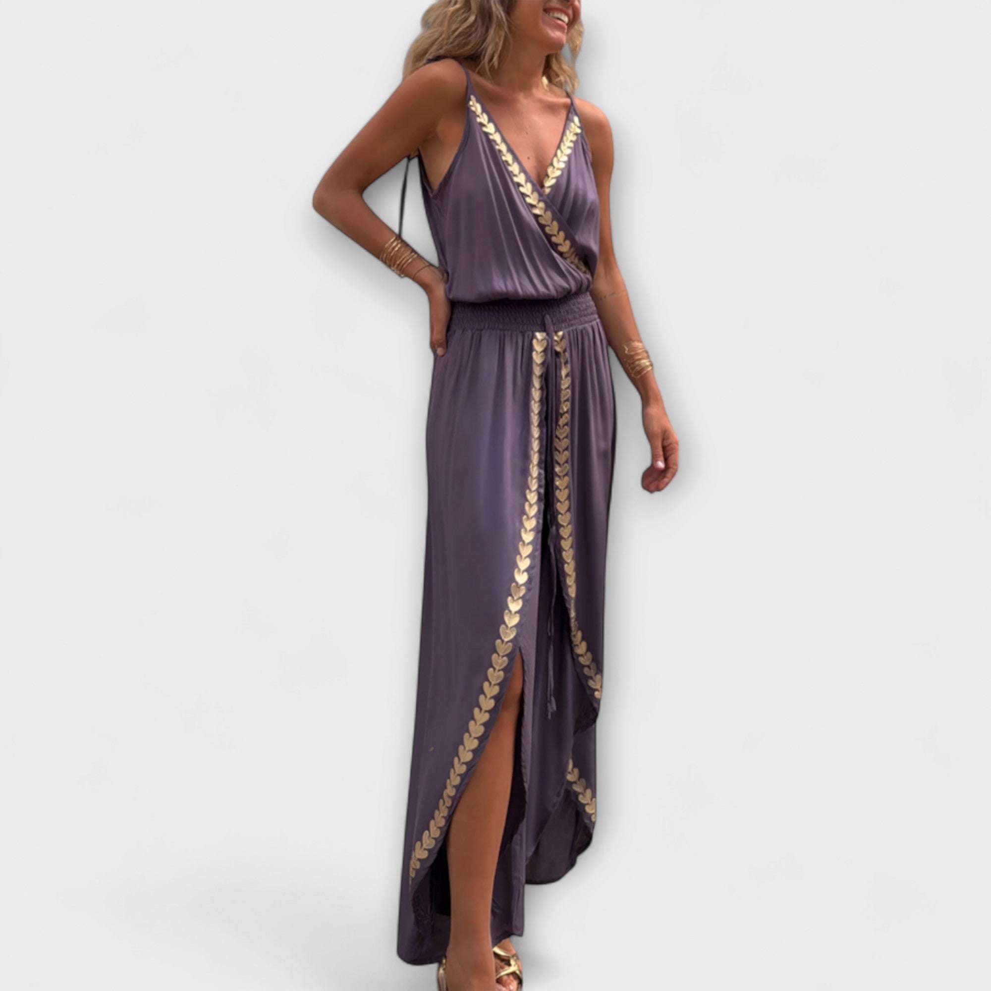 Nerina – Jumpsuit mit goldenen Akzenten und Boho-Flair