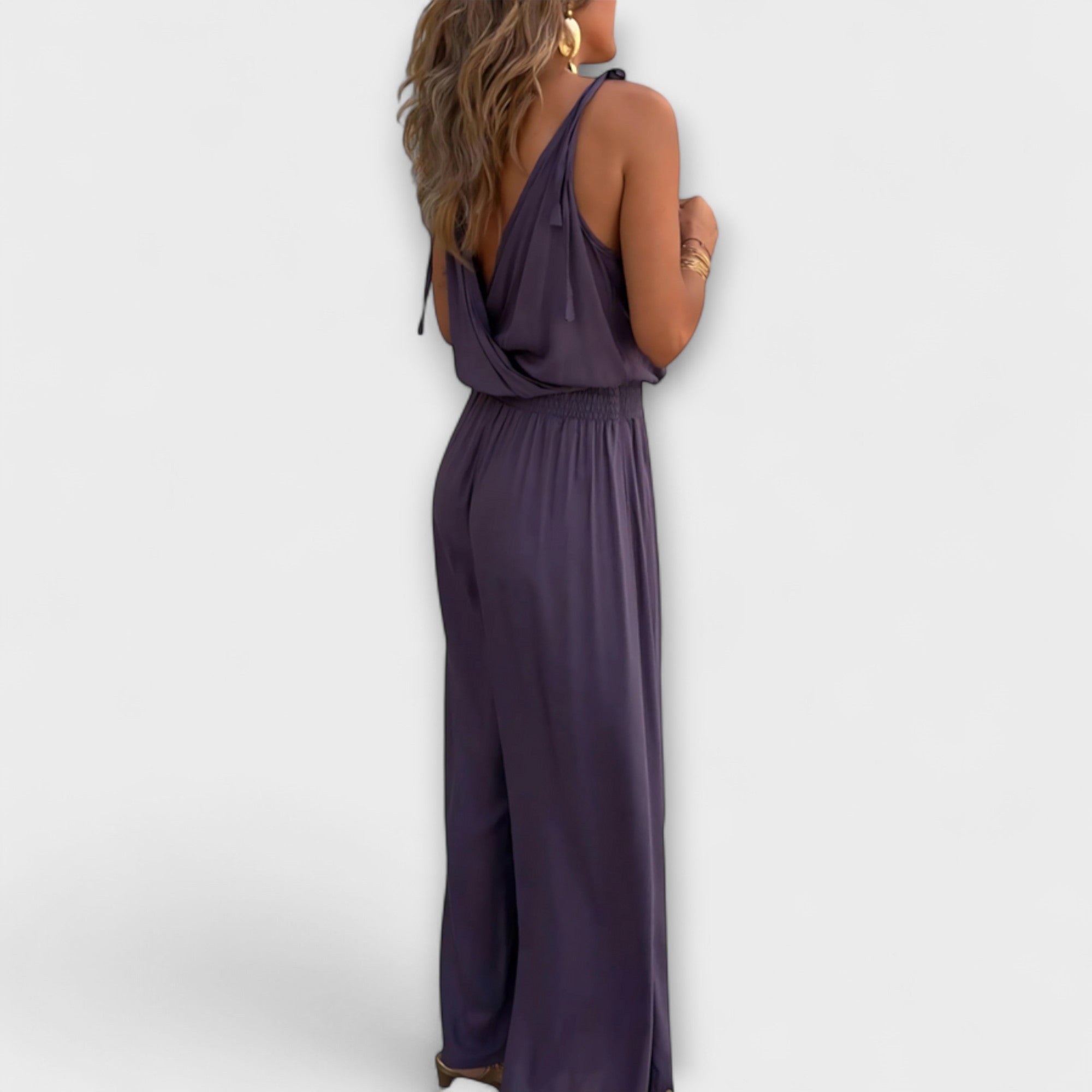 Nerina – Jumpsuit mit goldenen Akzenten und Boho-Flair