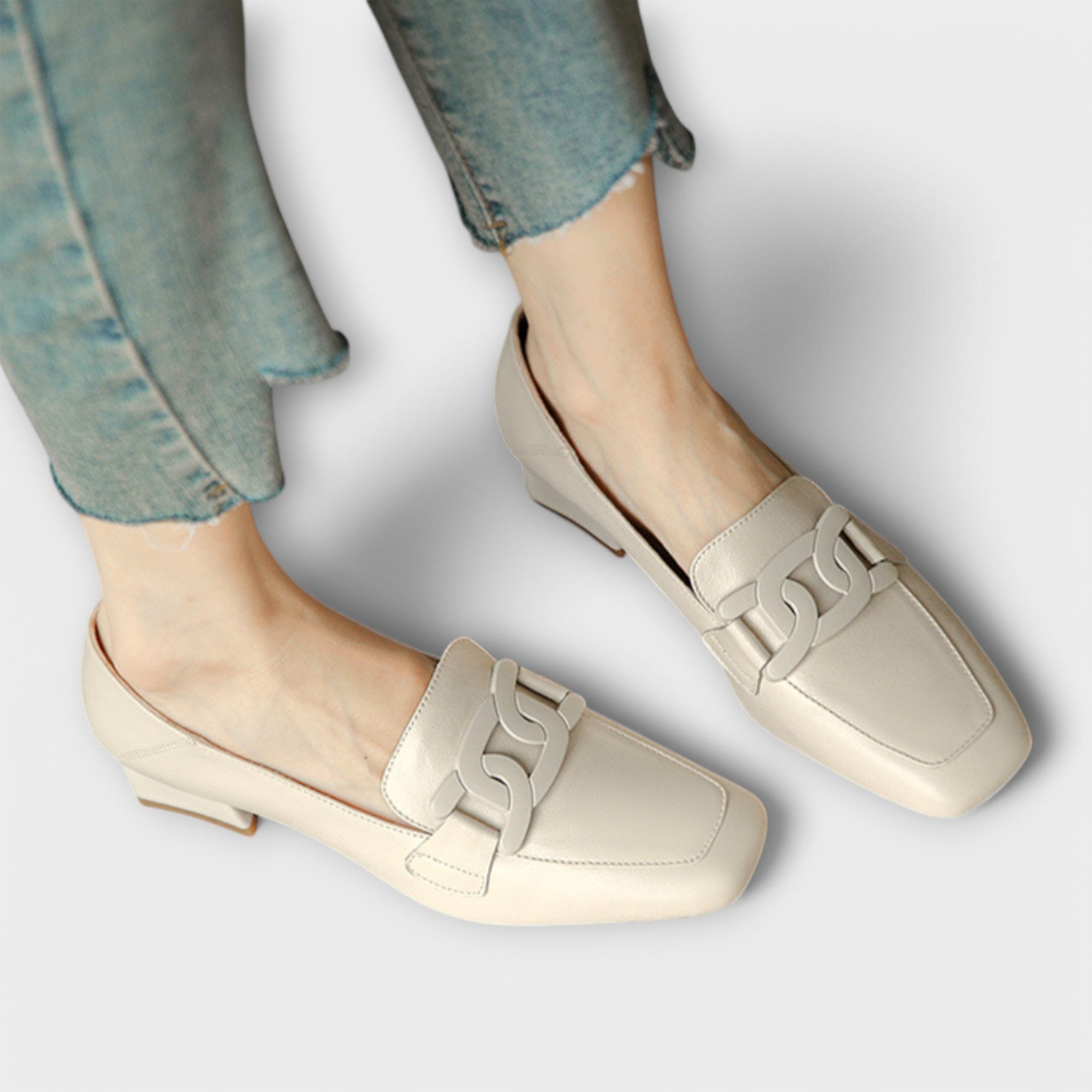 Almira – Elegante Loafers mit Statement-Kette