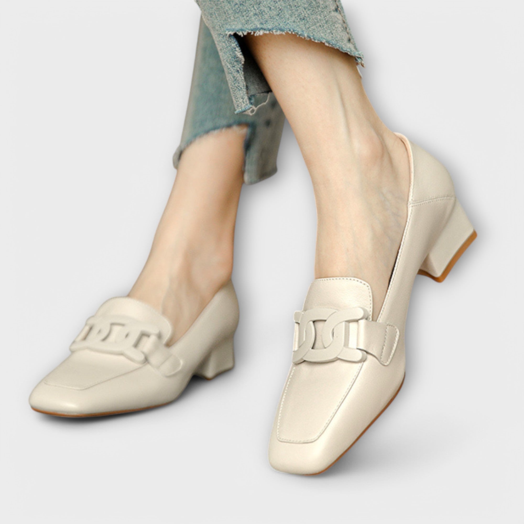Almira – Elegante Loafers mit Statement-Kette