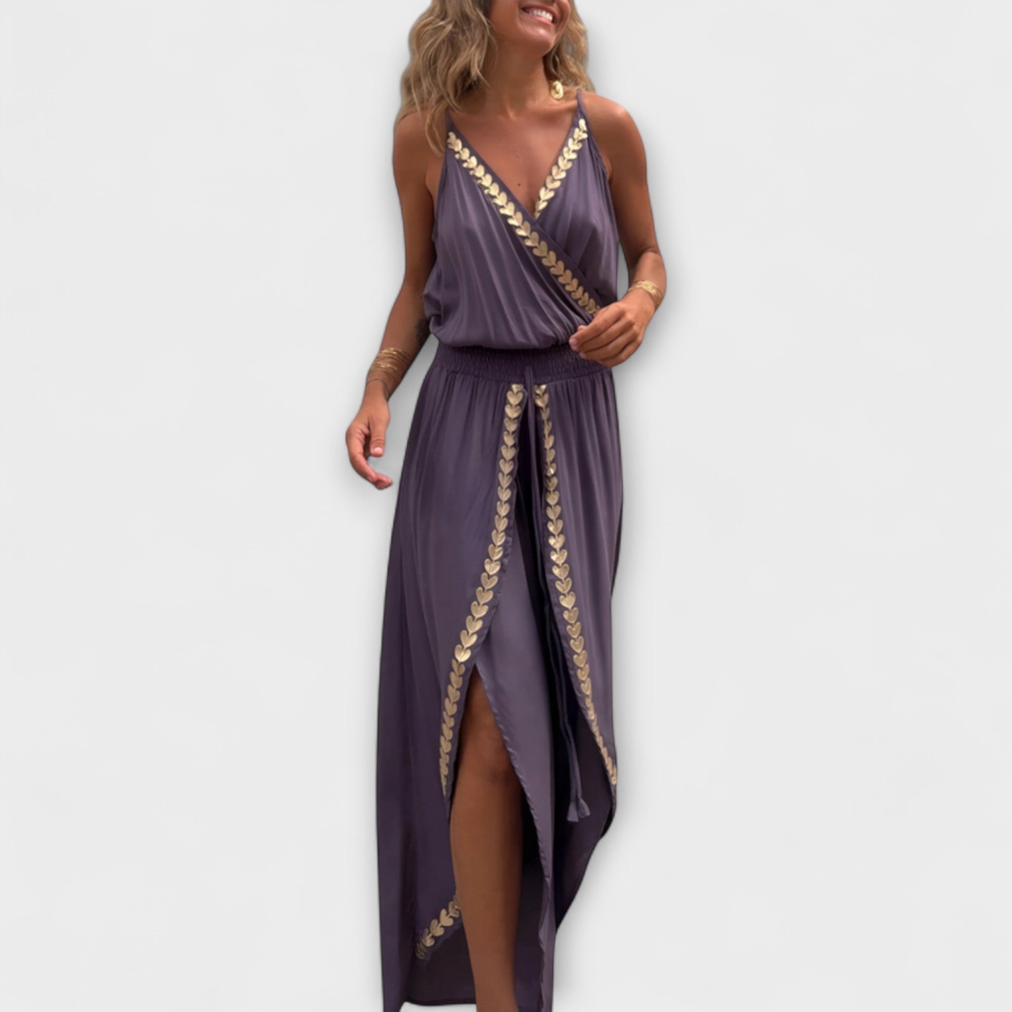 Nerina – Jumpsuit mit goldenen Akzenten und Boho-Flair