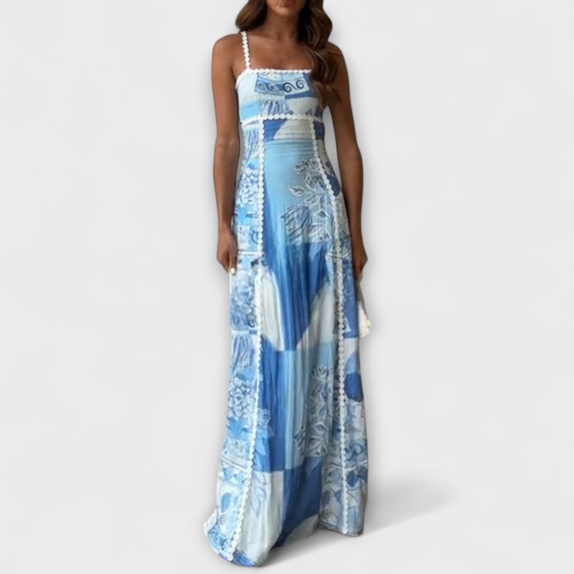 Lirienne – Fließendes Maxikleid mit Trägern und Musterstruktur