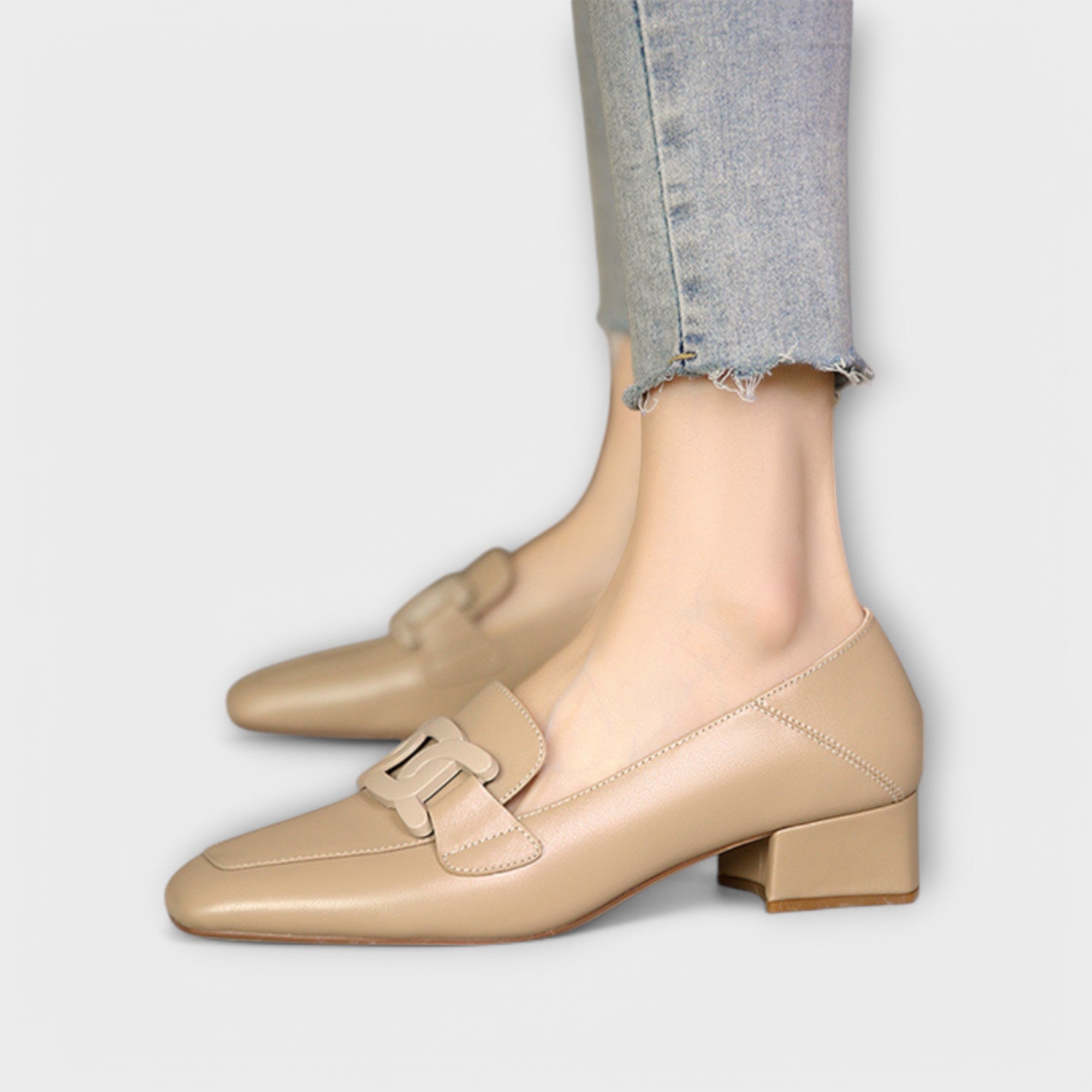 Almira – Elegante Loafers mit Statement-Kette