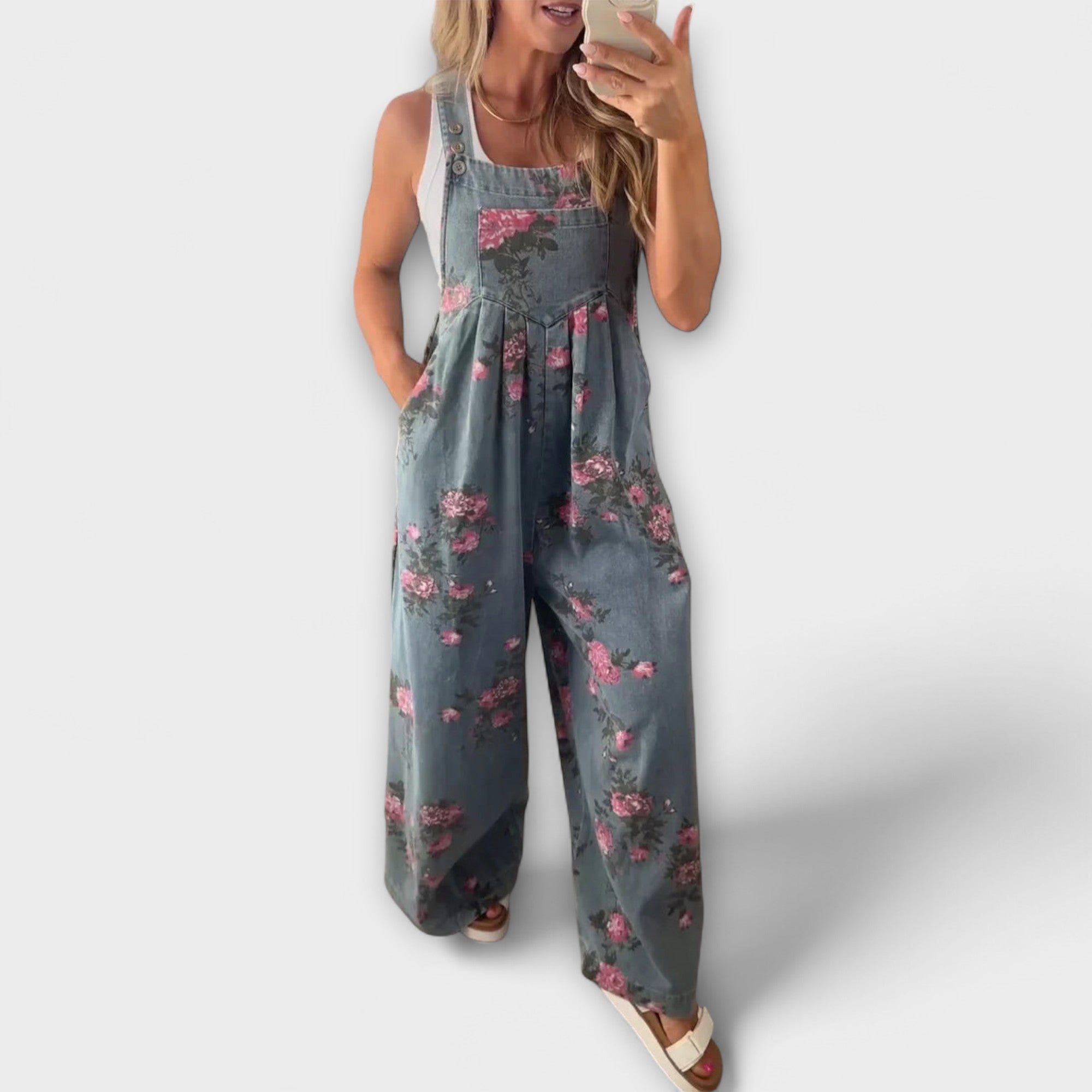 Jorine – Weite Latzhose mit floralem Vintage-Touch