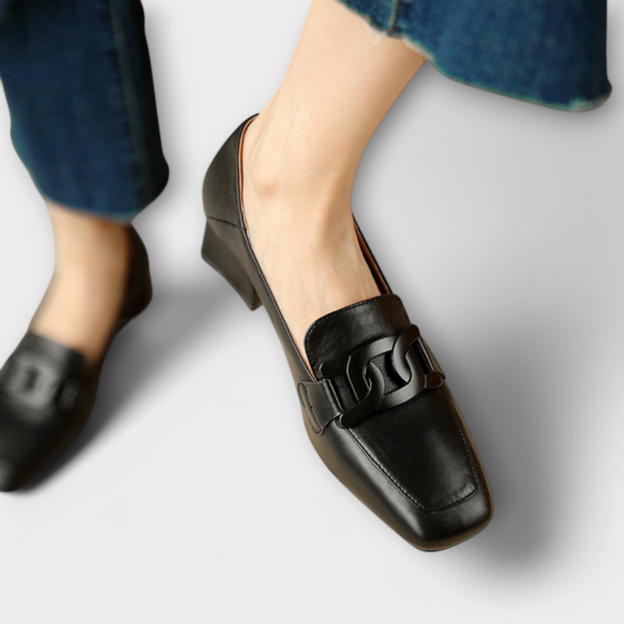 Almira – Elegante Loafers mit Statement-Kette