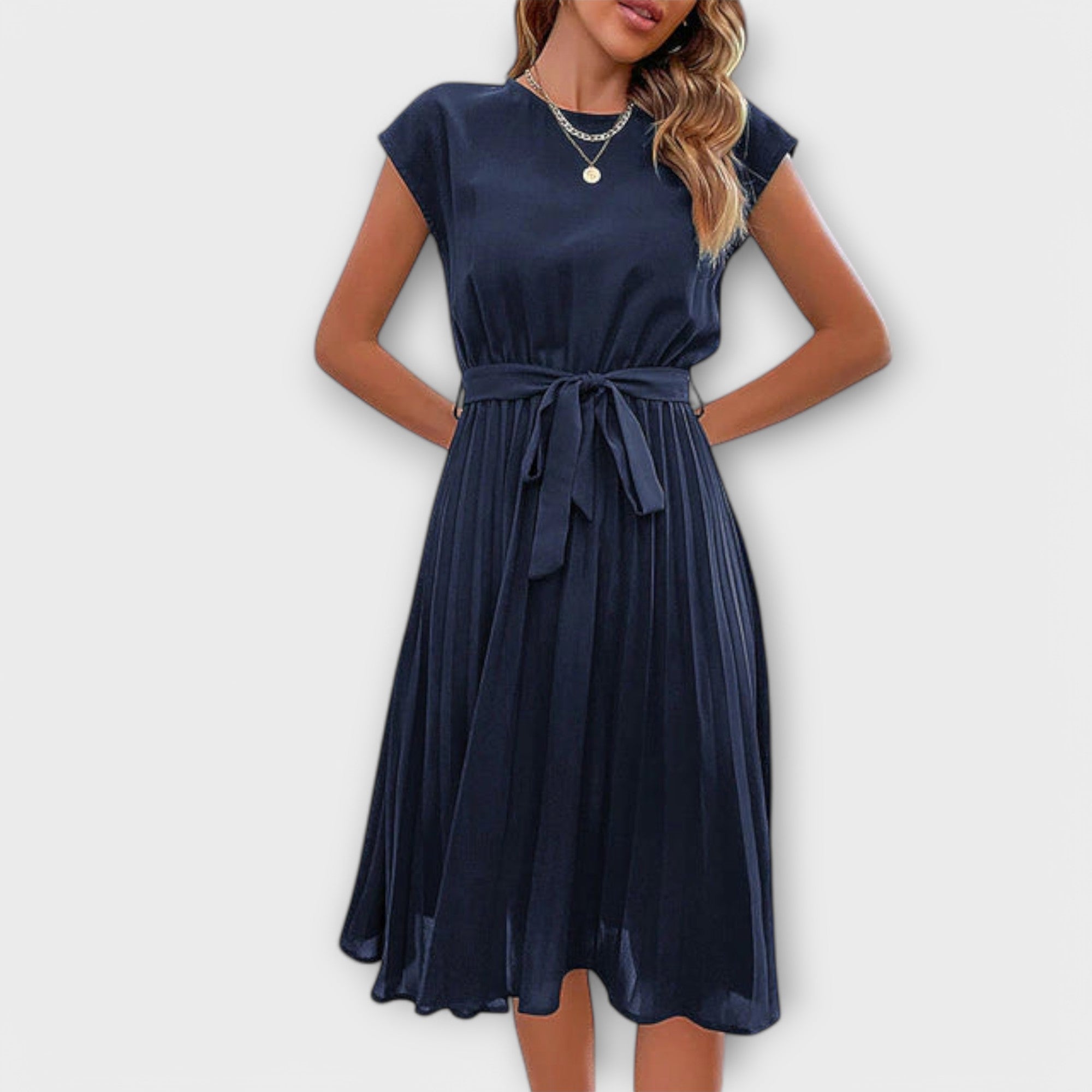 Mireia – Faltenkleid mit Taillenschleife