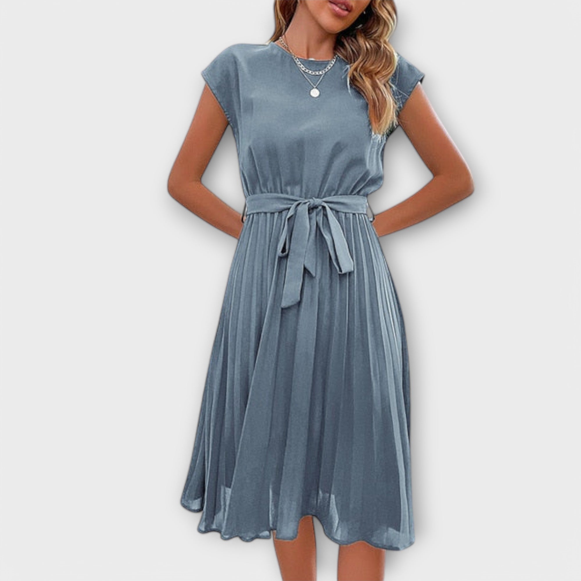 Mireia – Faltenkleid mit Taillenschleife