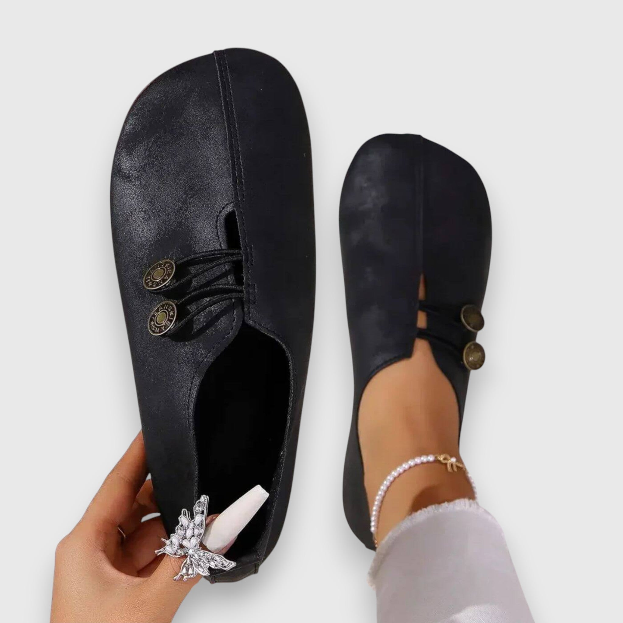 Mira – Weiche Slipper mit Vintage-Knopfdetail