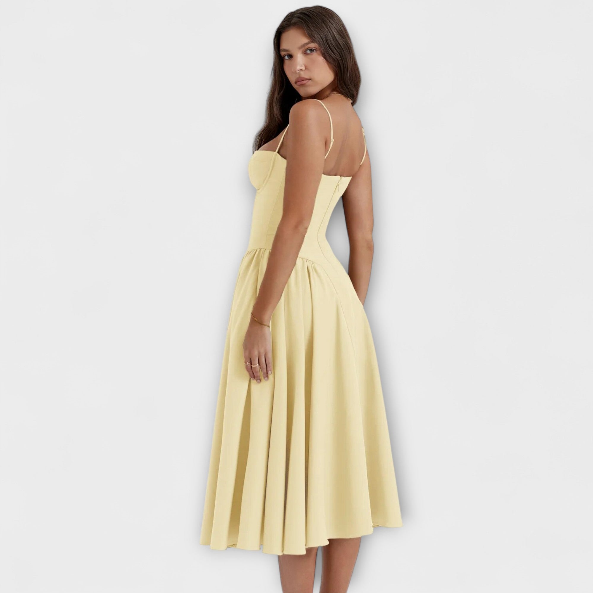 Ameline – Feminines Midikleid mit Taillenfokus