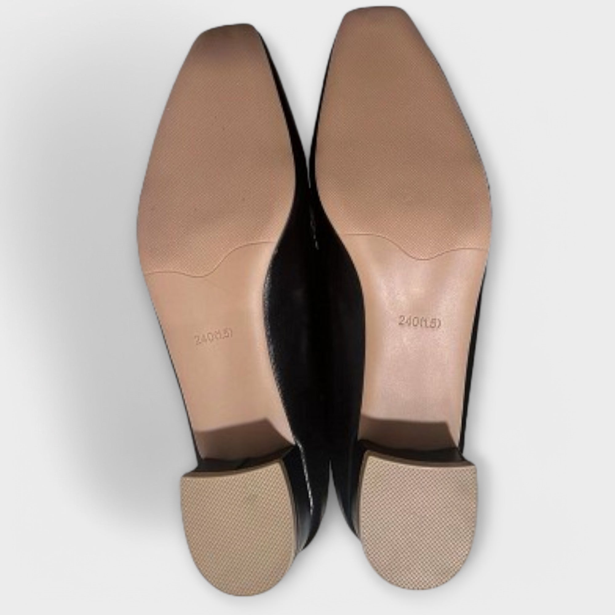 Almira – Elegante Loafers mit Statement-Kette