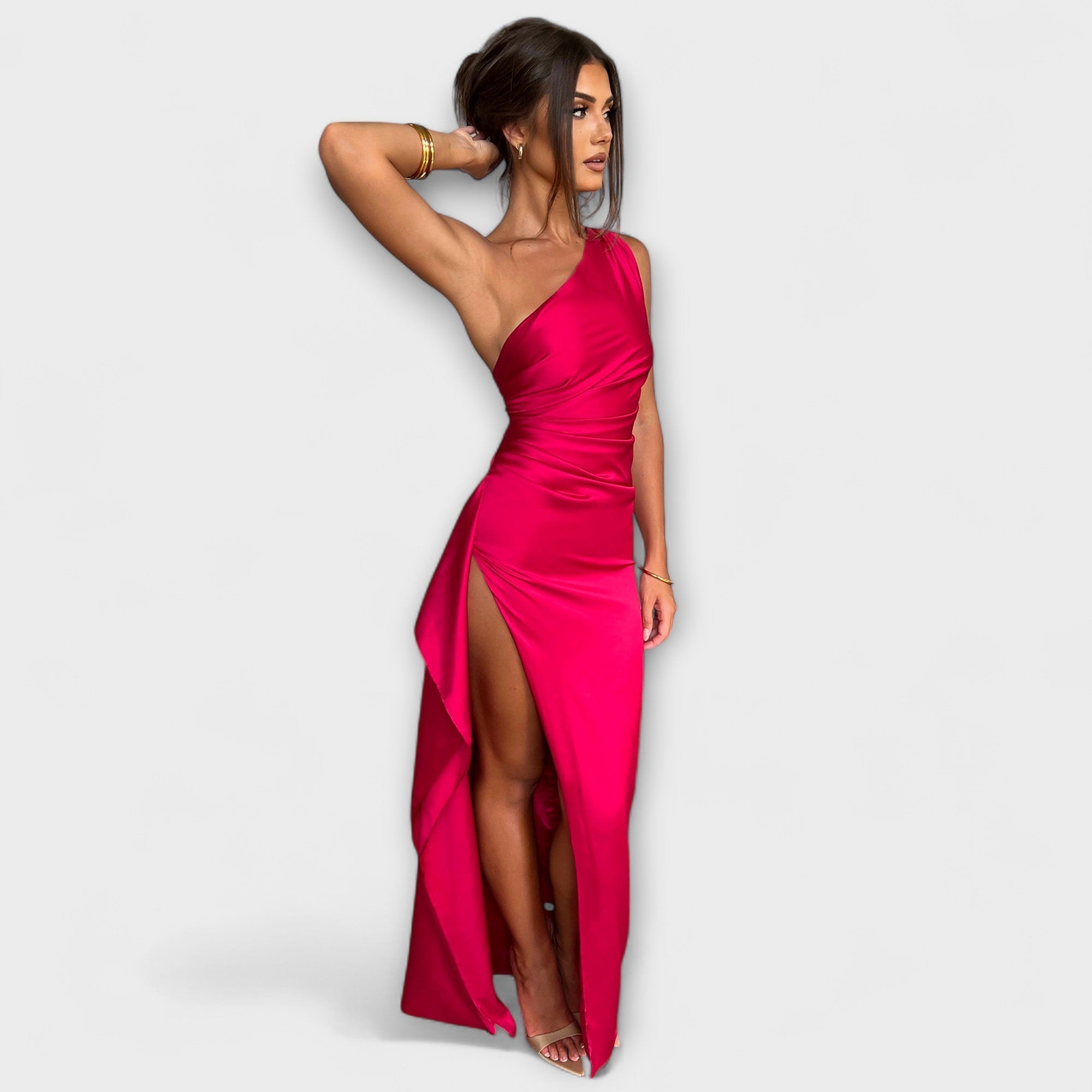 Serina – Asymmetrisches Maxikleid mit Satinschimmer