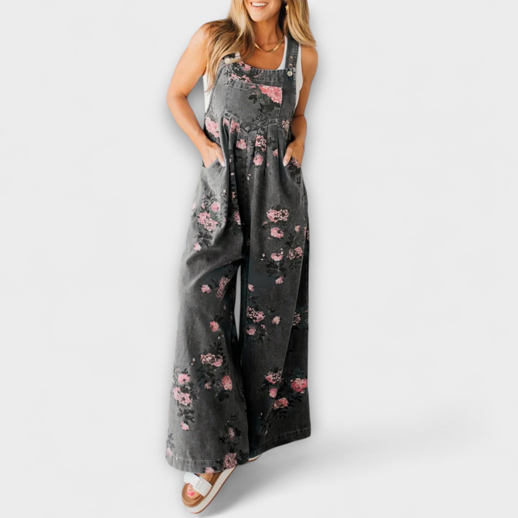 Jorine – Weite Latzhose mit floralem Vintage-Touch