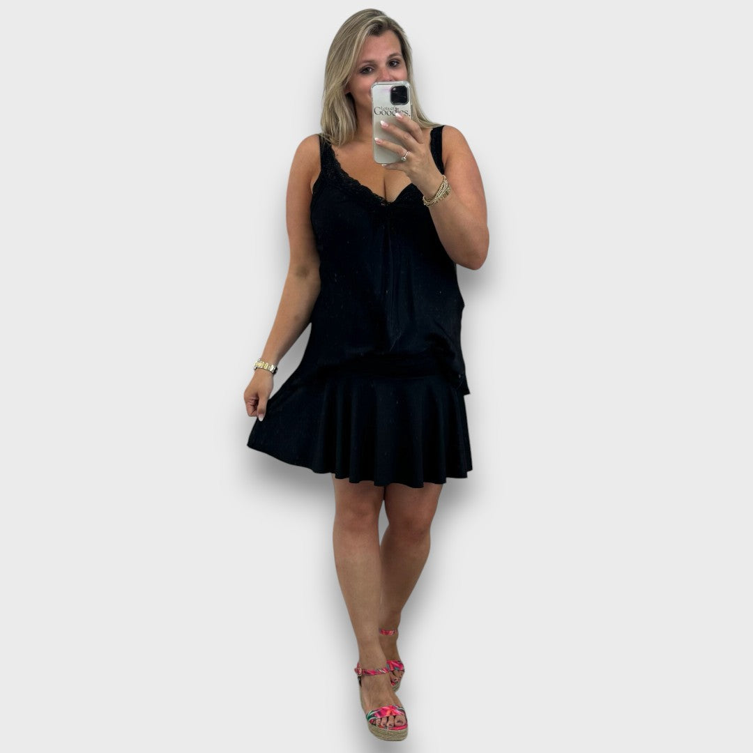 Alenys – Feminines Kleid mit geschwungener Linie